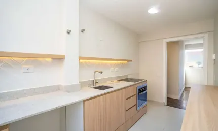 Apartamento com 2 quartos, totalmente reformado, à venda no centro