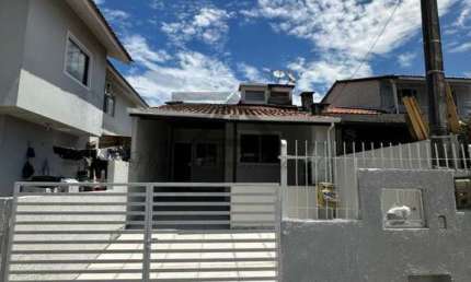Sobrado para Venda em Palhoça, Bela Vista, 2 dormitórios, 1 banheiro, 2 vagas
