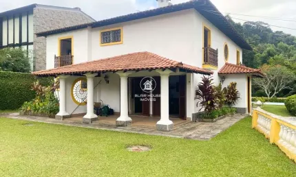 Casa estilo colonial com 4 quartos, 750m2, à venda por R$898.000,00- Teresópolis