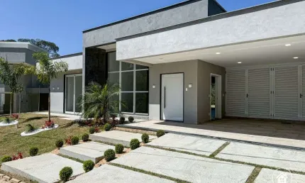 Casa em condomínio com 4 suítes, 400m2 à venda por R$2.750.000 em Teresópolis