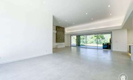 Casa em condomínio com 4 suítes, 400m2 à venda por R$2.750.000 em Teresópolis