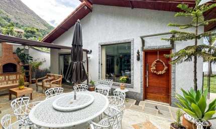 Casa com 4 quartos, 210m2 à venda por R$1.290.000,00 - Iúcas, Teresópolis