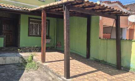 Casa na Estrada do Cabuçu; casa no Centro de Campo Grande, RJ