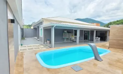 Casa linear com 3 quartos em condomínio; casa com piscina próxima ao West Shopping.