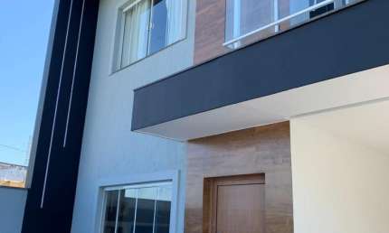 CASA CONTEPORANEA CONDOMÍNIO  FECHADO NA ESTRADA DO CACHAMORRA
