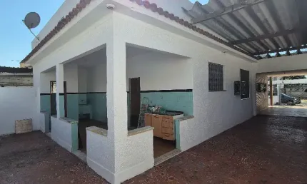 Casa linear na Estrada do Monteiro; casa 3 quartos no centro de Campo Grande RJ