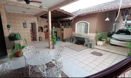 Casa linear com 3 quartos em condomínio na estrada do cachamorra