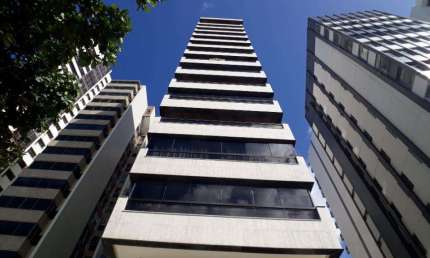 Com 04 suítes espaçosas e uma área total de 363m², apartamento à venda na avenida boa viagem.