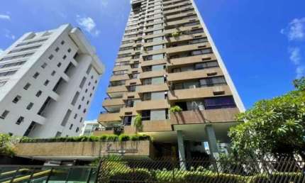 Apartamento à Venda no Edf. Elson Bahia de Almeida - 185m², 04 Quartos, Varanda em Candeias