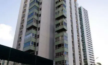 Apartamento à venda no Edifício Almeida Garret em Boa Viagem com 176m², varanda e 4 quartos