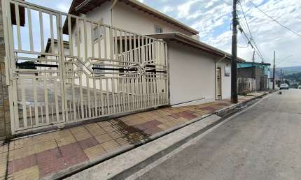 Alugo casa em condomínio fechado em São Roque, bairro São Rafael 