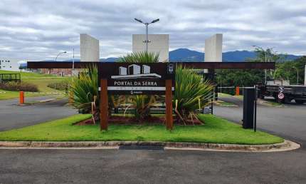 Terreno no Condomínio Portal da Serra - S. J. da Boa Vista