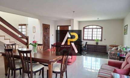 Sobrado em amplo terreno a venda 3 quartos sendo 2 suítes e churrasqueira 310 m² na Vila Lavínia - Mogi das Cruzes/SP