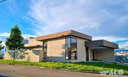 CASA com 3 Quartos (1 Suíte) em 230m² no Village Splendore em Pindamonhangaba