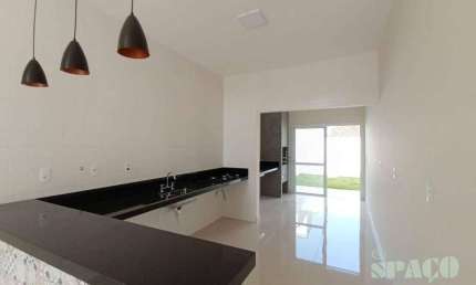 Condomínio Laguna: Casa Moderna 3 Quartos, Suíte e Espaço Gourmet à Venda