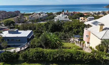 Terreno (20mx36m) com vista permanente para o mar - oportunidade única!