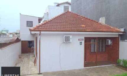 Casa no bairro Higienópolis de 3 dormitórios 3 vagas DESOCUPADA