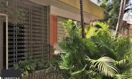 Casa de 3 dormitórios  4 vagas amplo terreno - Menino Deus