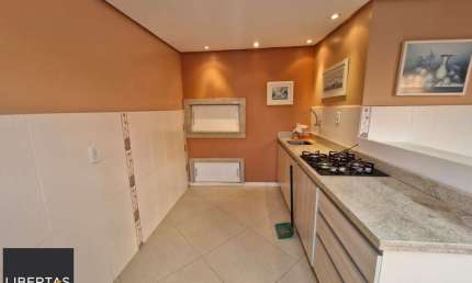 Ampla cobertura com 123m², 2 dormitórios, 1 vaga coberta por convenção.
