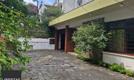 Casa com 243m2 de área privativa, com amplo pátio de 11 x 44, próxima a av. teresópolis