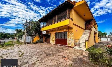 Casa com 2 salas comerciais, 3 quartos, vaga de garagem churrasqueira, suíte, no bairro Cavalhada, Porto Alegre/RS