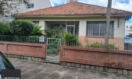 Casa de 5vquartos e 3 vagas de garagem no bairro Santana em Porto Alegre