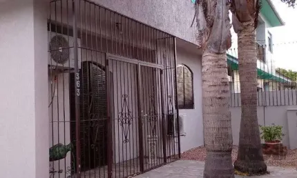 Casa térrea, 3 dormitórios, 1 suíte, living para 2 ambientes, cozinha, pátio, 2 banheiros e 4 vagas .