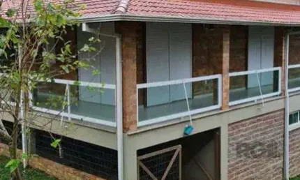 Casa de alvenaria, com 3 dormitórios, 1 suíte, living, cozinha, lavanderia, churrasqueira, banheiro social, pátio e 4 vagas de garagem.