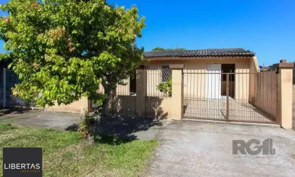 Casa de 2  dormitórios 1 vaga e um amplo pátio na Hípica Porto Alegre