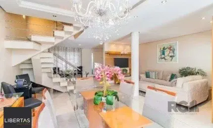 Casa  impecável com 3 quartos (1 suíte) e 2 vagas cobertas,