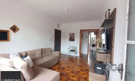 Apartamento 2 dormitórios com vaga e sacada no Menino Deus