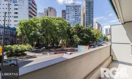 Studio localizado no Centro Histórico de Porto Alegre, uma das ruas mais charmosas e antigas de Porto Alegre.