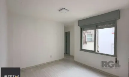 Apartamento 2 dormitórios ensolarado, com vaga de garagem no Menino Deus
