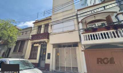 CASA COM 4 DORMITÓRIOS E PÁTIO COM CHURRASQUEIRA NO CENTRO HISTÓRICO