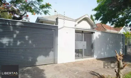 Casa reformada com 3 dormitórios, 5 vagas no bairro são joão