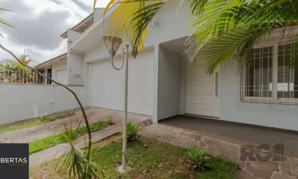 Casa 03 quartos, 02 vagas,próxima à Assis Brasil e Sertório.