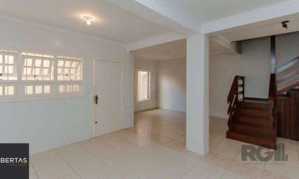 Casa com 4 dormitórios, 4 vagas no bairro Vila Jardim