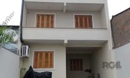 Casa com 3 quartos, 4 vagas de garagem, salão de festa, sacada 198m² no bairro Rubem Berta, Porto Alegre/RS
