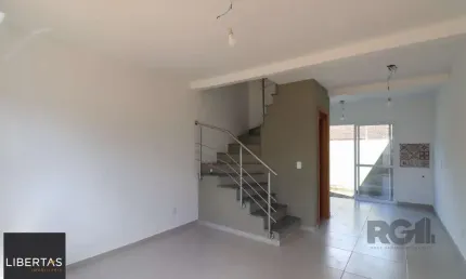 Casa estilo sobrado com 2 quartos e pátio, à venda no bairro vila nova, em porto alegre/rs