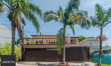 Excelente casa a venda no bairro Ipanema, 3 dormitórios com suíte e 8 vagas de garagem!
