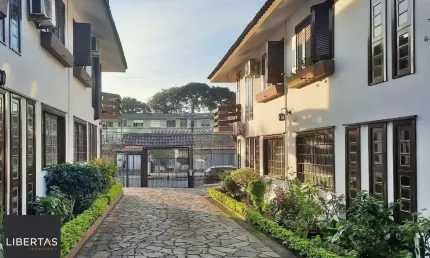 casa em condomínio com 3 dormitórios, sendo 1 suíte e vaga para dois carros no bairro Tristeza