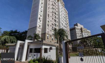 Excelente apartamento semi mobiliado de 3 quartos (dormitórios) transformados em 2 quartos, suíte, churrasqueira e 2 vagas de garagem no bairro Jardim Carvalho em Porto Alegre.