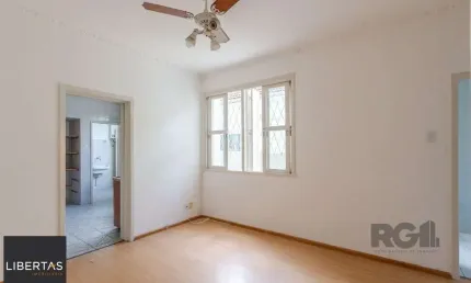 Apartamento de dois quartos e dois banheiros no bairro rio branco em porto alegre.