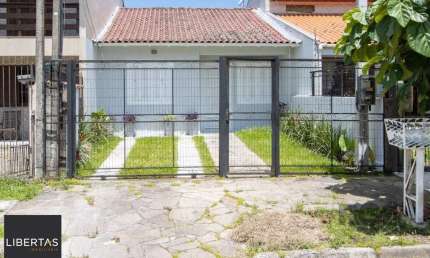 Casa  no Bairro Hípica, 100% reformada, 2 dormitórios, 1 vaga de garagem.