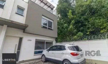 Casa impecável e mobiliada, com 3 niveis, possui 3 dormitórios sendo 1 suíte, 4 banheiros