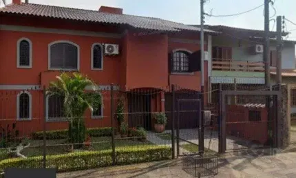 Casa de 04 dormitórios sendo 02 suíte com 03 pavimentos e 03 vagas de garagem.