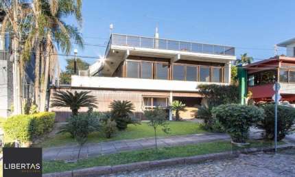 Casa em condomínio que possui  3 dormitórios, sendo 1suíte, lavabo, escritório, possibilidade de um 4 dormitório,