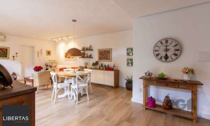 Casa térrea, 3 quartos, edícula, com 2 suites, pátio - Bairro Guarujá