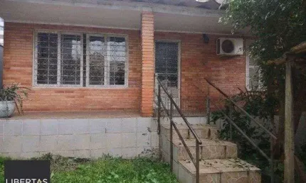 Casa de 2 quartos, com edícula, próximo a Av. Wenceslau Escobar