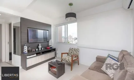 Apartamento andar alto que possui 2 dormitórios, sendo 1 súite, living para 2 ambientes, cozinha mobiliada, banheiro auxiliar